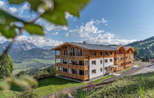 skylodge-alpine-homes-luxus-appartements-haus-hauser-kaibling-sommer-blick-ennstal-gross